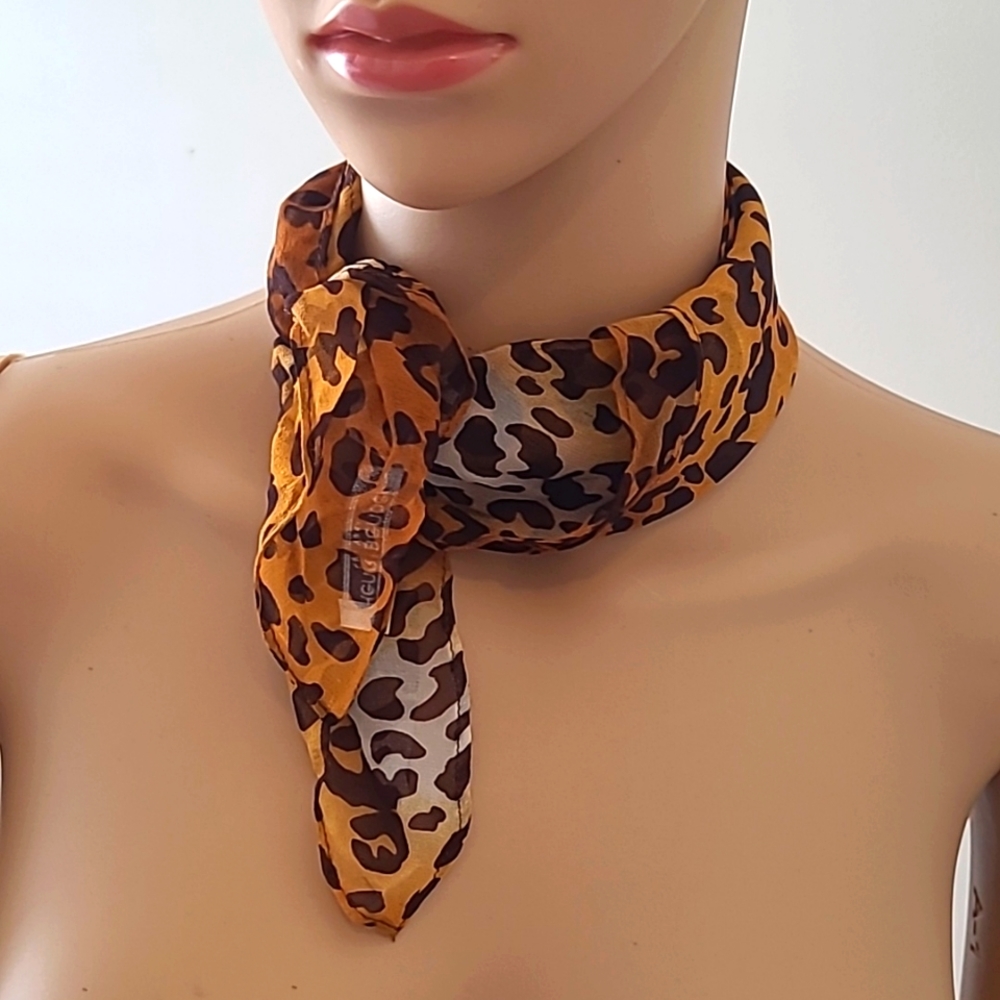 Henri Bendel Animal print square scarf - Picture 2 of 6